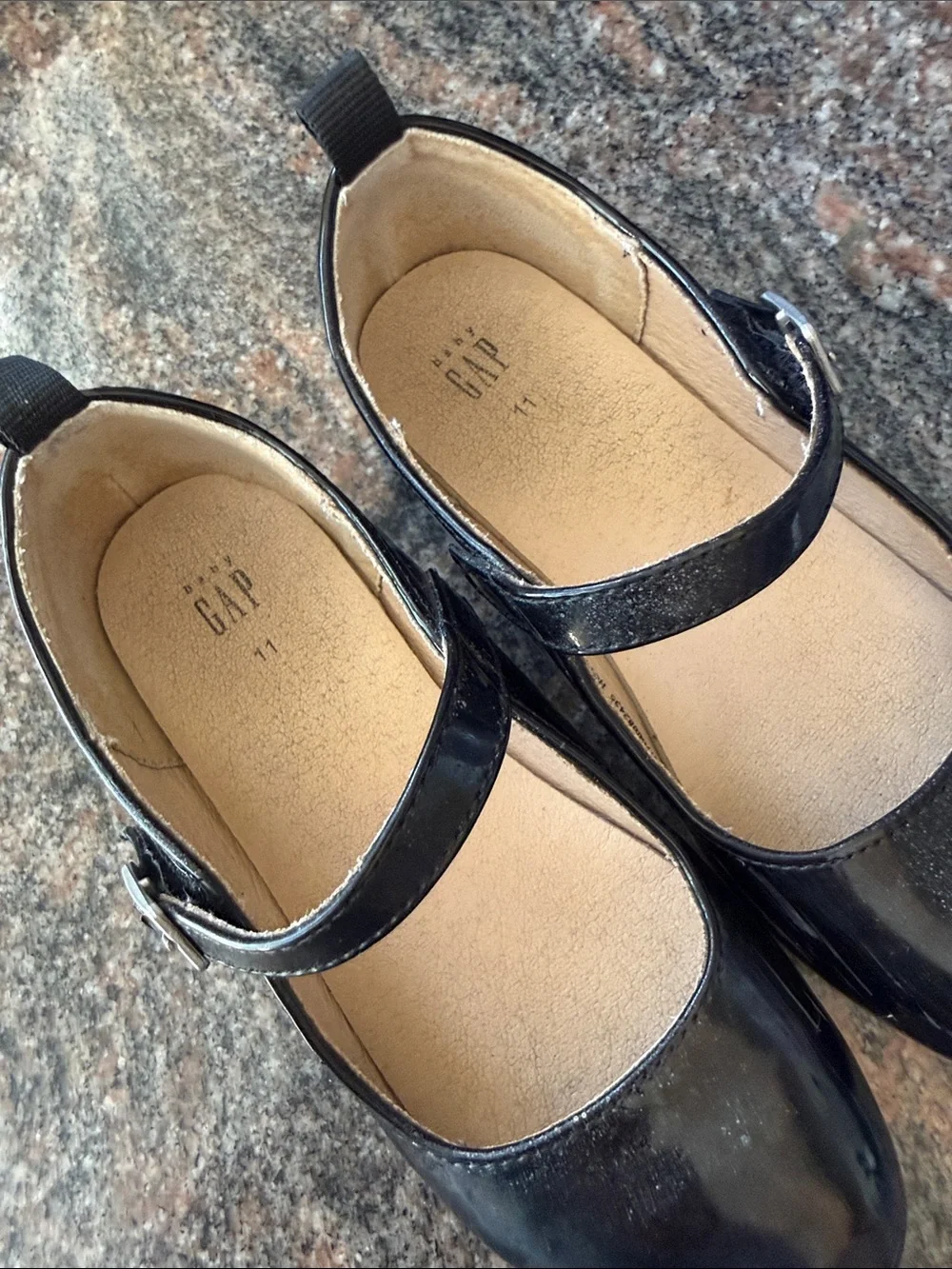 GAP shiny black